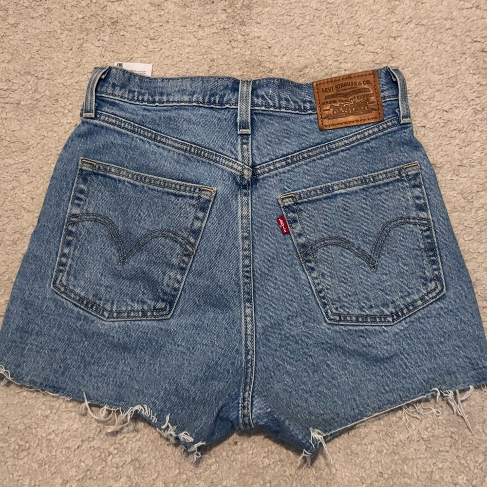 Levi’s Ribcage Shorts - Picture 2 of 4